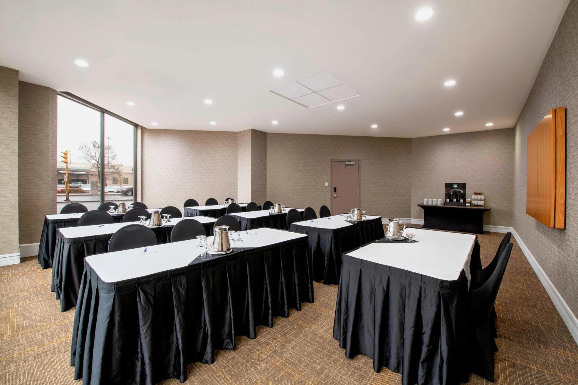 Delta Hotels By Marriott Regina Bagian luar foto